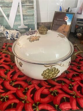 Vintage Tabletops Unlimited Villa Grande 3 Quart Enamel Pot And Lid